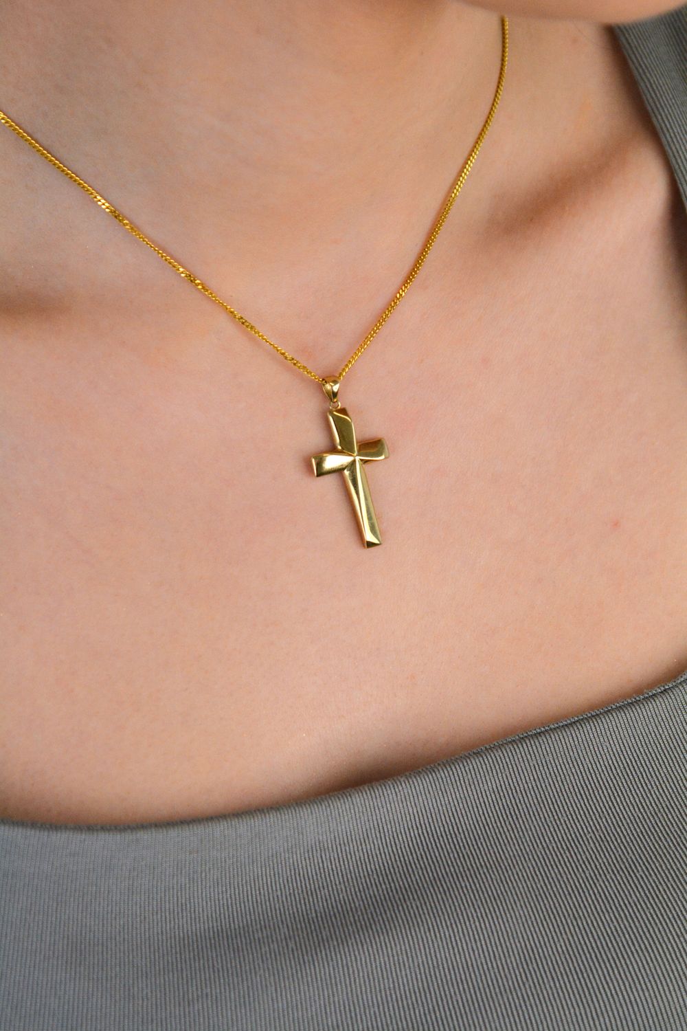 Złota zawieszka gładki krzyżyk ZA 3837A 333, próba 333. Złoty krzyżyk to bardzo elegancki wybór na prezent, który jest subtelny i ponadczasowy. 1.jpg